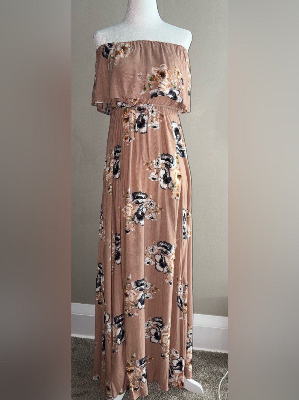 Aakaa - Blush Floral Maxi Dress
Wedding Guest Baby Shower